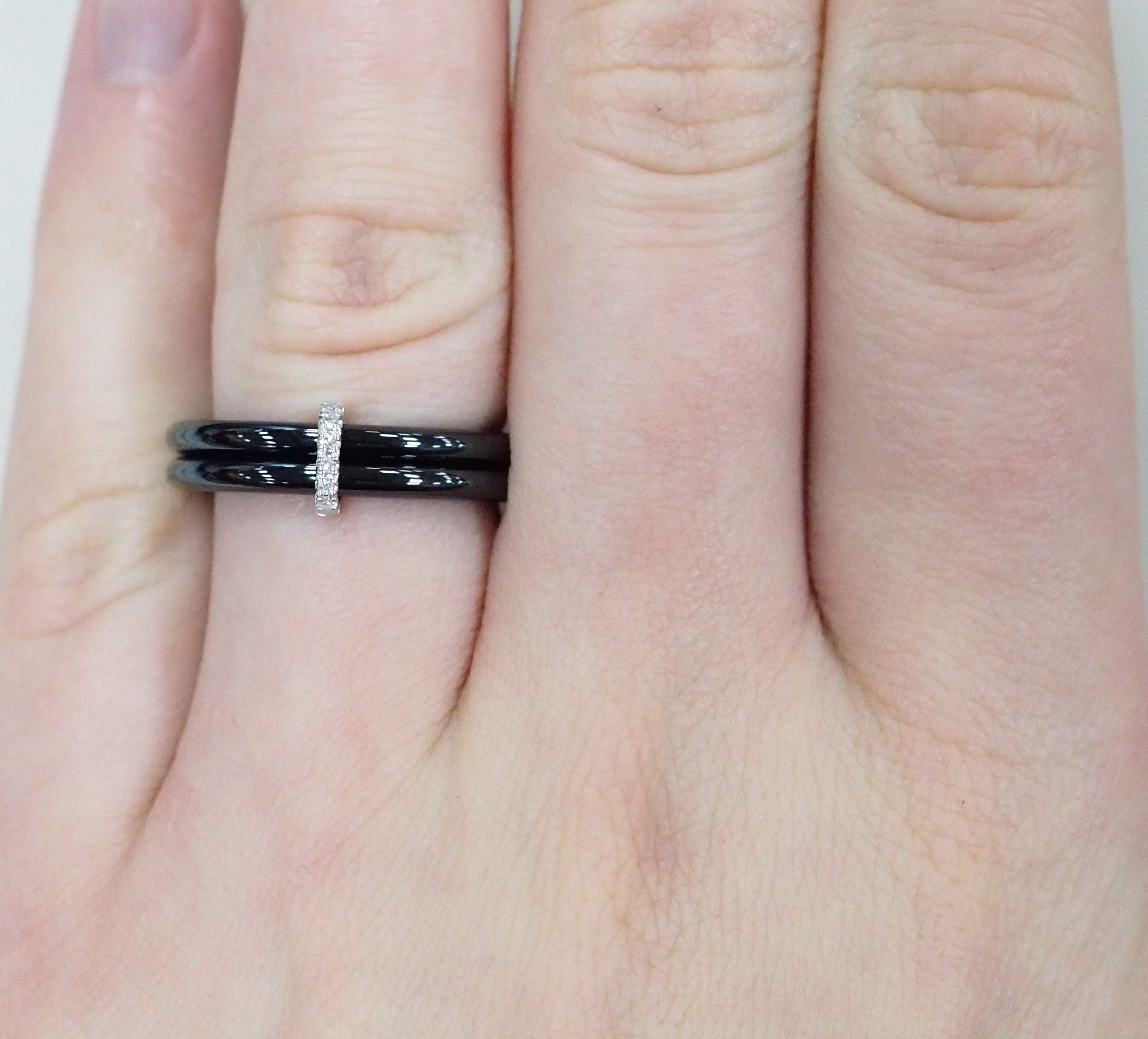 Кольцо из белого золота с бриллиантами и керамикой